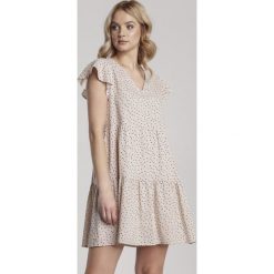 Jasnobeżowa Sukienka Hydenah. Brązowe sukienki damskie Renee, s, w paski, bez kołnierzyka, z krótkim rękawem, krótkie, mini, trapezowe. Za 89,99 zł.