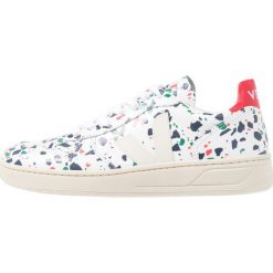 Veja V10 Sneakersy niskie terrazzo pierre pékin. Białe trampki i tenisówki damskie marki Veja, bez wzorów, ze skóry, bez zapięcia. Za 529,00 zł.