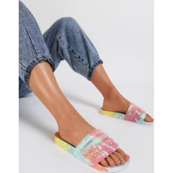 Tie Dye Miętowe Klapki Heligenia. Zielone klapki damskie Renee, bez wzorów, bez obcasa, na płaskiej podeszwie. Za 69,99 zł.