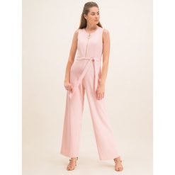 Kombinezon DKNY DD9K1744. Różowe kombinezony damskie DKNY, bez wzorów, z elastanu, bez kołnierzyka, bez rękawów. W wyprzedaży za 419,00 zł.