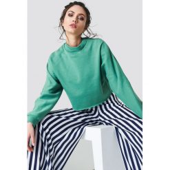 NA-KD Bluza nietoperz z surowym brzegiem - Green. Zielone długie bluzy damskie marki NA-KD, z długim rękawem. Za 141,95 zł.