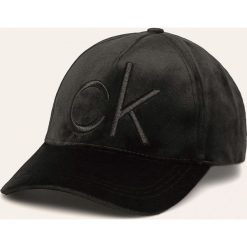 Calvin Klein - Czapka. Brązowe czapki damskie z poliesteru. W wyprzedaży za 129,90 zł.