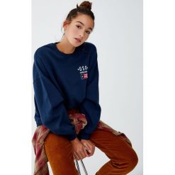 Bluza college z haftem. Bluzy damskie Pull&Bear, z haftami, bez rękawów, bez kaptura. Za 89,90 zł.