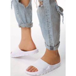 Białe Klapki Arational. Białe klapki damskie Born2be, w paski, bez obcasa. Za 29,99 zł.