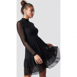 Luisa Lion x NA-KD Siateczkowa sukienka z falbanką - Black. Czarne sukienki na komunię Luisa Lion x NA-KD, z materiału, z falbankami. Za 202,95 zł.