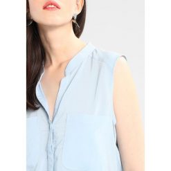 Bluzki asymetryczne: Vero Moda VMERIKA SOLID Bluzka blue