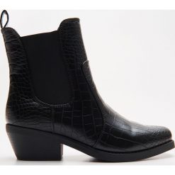 Botki z motywem skóry krokodyla - Czarny. Czarne botki damskie Cropp, ze skóry, bez obcasa, bez zapięcia. W wyprzedaży za 49,99 zł.