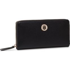 Duży Portfel Damski TOMMY HILFIGER - Classic Saffiano Lrg Za Wallet AW0AW07843 BDS. Czarne portfele damskie TOMMY HILFIGER, bez wzorów, ze skóry ekologicznej. W wyprzedaży za 239,00 zł.