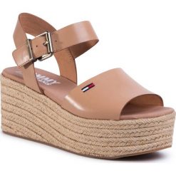 Espadryle TOMMY JEANS - Natural Fatform Sandal EN0EN00913 Dusty Bronze GQE. Pomarańczowe espadryle damskie Tommy Jeans, bez wzorów, z jeansu, bez obcasa, na obcasie. Za 449,00 zł.