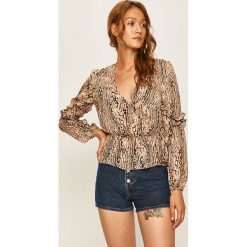 Guess Jeans - Bluzka. Bluzki damskie Guess Jeans, na co dzień, s, z aplikacjami, z poliesteru, casualowe, bez kołnierzyka, z długim rękawem. W wyprzedaży za 299,90 zł.
