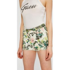 Guess Jeans - Szorty. Szorty damskie Guess Jeans, s, z aplikacjami, z elastanu, casualowe. W wyprzedaży za 119,90 zł.