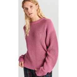 Sweter oversize - Fioletowy. Fioletowe swetry damskie Cropp, xl, bez wzorów, bez rękawów, bez kaptura. W wyprzedaży za 39,99 zł.