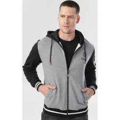 Szara Bluza Zaehess. Szare bluzy męskie Born2be, xl, bez wzorów, bez kołnierzyka, bez rękawów, bez kaptura. Za 79,99 zł.