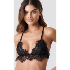 NA-KD Lingerie Trójkątny biustonosz z falbanką - Black. Czarne biustonosze koronkowe marki NA-KD Lingerie, z haftami. Za 80,95 zł.