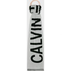 Calvin Klein Jeans - Szal. Czarne szaliki damskie Calvin Klein Jeans, bez wzorów, z wiskozy. Za 299,90 zł.