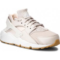 Buty NIKE - Air Huarache Run 634835 034 Desert Sand/Summit White. Brązowe buty sportowe damskie Nike, bez wzorów, ze skóry ekologicznej, bez obcasa, na płaskiej podeszwie, bez zapięcia. W wyprzedaży za 419,00 zł.