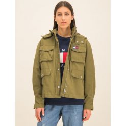 Kurtka jeansowa Tommy Jeans Pleat Detail DW0DW07099. Zielone kurtki damskie Tommy Jeans, l, bez wzorów, z bawełny, bez kaptura. Za 849,00 zł.