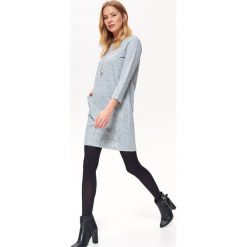 Sukienka o luźnym kroju. Szare sukienki damskie Top Secret, na co dzień, na lato, z nadrukiem, z dzianiny, bez kołnierzyka, z krótkim rękawem, krótkie, mini, proste. W wyprzedaży za 49,99 zł.