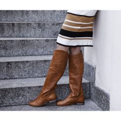 Wsuwane kozaki z tłoczeniem- skóra naturalna - model 125 - kolor brąz przypalany. Szare kozaki damskie Zapato, na lato, z jeansu, eleganckie, na wysokim obcasie, na płaskiej podeszwie, bez zapięcia. W wyprzedaży za 449,10 zł.