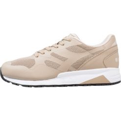 Diadora N902 MM Tenisówki i Trampki grey cobblestone. Brązowe trampki męskie Diadora, z tworzywa sztucznego. W wyprzedaży za 246,95 zł.
