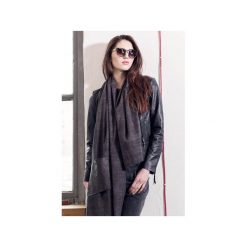 DUŻY BAWEŁNIANY SZAL Z ZAPIĘCIEM GRAFIT. Szare szaliki damskie CADOaccessories, z bawełny. Za 129,00 zł.