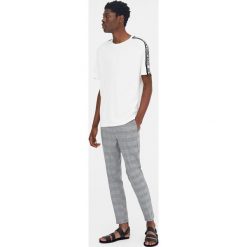 Koszulka z paskami z napisami. Czarne koszulki męskie Pull&Bear, m, w paski, bez kołnierzyka, z krótkim rękawem, krótkie. Za 59,90 zł.