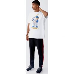 Koszulka baseballowa z rysunkiem w stylu vintage. Białe koszulki męskie Pull&Bear, m, bez wzorów, vintage, bez kołnierzyka, z krótkim rękawem, krótkie. Za 49,90 zł.