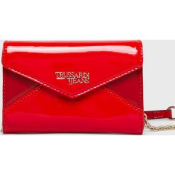 Trussardi Jeans - Kopertówka. Czerwone kopertówki damskie w paski, z poliesteru, małe. W wyprzedaży za 259,90 zł.
