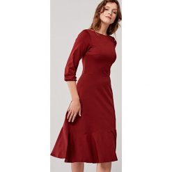 Sukienka Dairon Porto XXS bordo. Czerwone sukienki damskie Marie Zélie, na co dzień, s, w paski, z elastanu, z falbankami, bez rękawów, rozkloszowane. Za 367,00 zł.