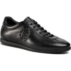 Sneakersy ROBERTO CAVALLI - 1057 A Black. Czarne sneakersy męskie Roberto Cavalli, na co dzień, bez wzorów, ze skóry, klasyczne, bez zapięcia. W wyprzedaży za 1159,00 zł.
