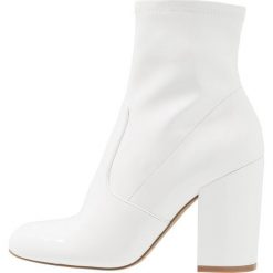 Steve Madden GAZE Botki na obcasie white. Białe botki damskie na obcasie Steve Madden, z materiału. Za 419,00 zł.