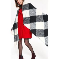 SZALIK DAMSKI. Białe szaliki damskie marki Top Secret, na zimę, z dzianiny. W wyprzedaży za 29,99 zł.