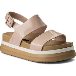 Sandały MELISSA - Cosmic Sandal II Ad 32360 Beige/White/Pink 53279. Różowe klapki damskie Melissa, bez wzorów, z tworzywa sztucznego, bez obcasa. W wyprzedaży za 249,00 zł.