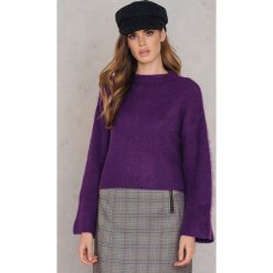 NA-KD Krótki sweter z puchatej dzianiny - Purple. Fioletowe swetry damskie NA-KD, bez wzorów, z elastanu, z długim rękawem, długie, bez kaptura. W wyprzedaży za 36,58 zł.