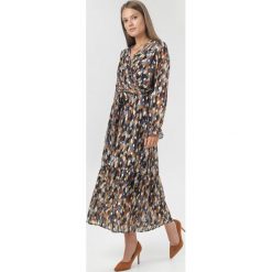 Niebieska Sukienka Glandore. Niebieskie sukienki damskie Born2be, s, bez wzorów, bez kołnierzyka, bez rękawów, maxi. Za 129,99 zł.