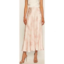 Guess Jeans - Spódnica. Różowe spódniczki damskie Guess Jeans, na co dzień, s, z aplikacjami, z wiskozy, casualowe, midi, rozkloszowane. Za 469,90 zł.