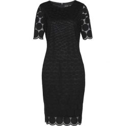 Sukienka bonprix czarny. Czarne sukienki damskie bonprix, w koronkowe wzory, z koronki, eleganckie, bez kołnierzyka, bez rękawów, dopasowane. Za 149,99 zł.