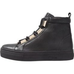 Donna Carolina Sneakersy wysokie poncho nero. Czarne trampki i tenisówki damskie marki Donna Carolina, bez wzorów, ze skóry, bez zapięcia. Za 879,00 zł.