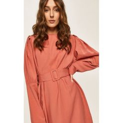 Answear - Sukienka. Różowe sukienki damskie ANSWEAR, na co dzień, s, w paski, z elastanu, casualowe, z okrągłym kołnierzem, bez rękawów, mini, proste. W wyprzedaży za 79,90 zł.