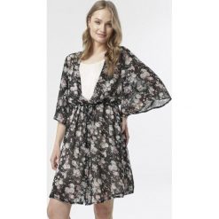 Czarna Sukienka Alasa. Czarne sukienki damskie Born2be, s, w kwiaty, z tkaniny, bez kołnierzyka, bez rękawów, mini, rozkloszowane. Za 59,99 zł.