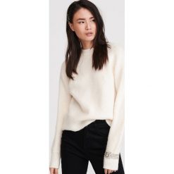 Sweter z biżuteryjną aplikacją - Kremowy. Białe swetry damskie Reserved, s, z aplikacjami, bez rękawów, bez kaptura. Za 139,99 zł.
