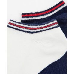 Komplet 2 par skarpetek do kostek w paski. Białe skarpetki damskie Pull&Bear, w paski. Za 29,90 zł.