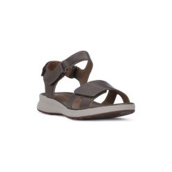 Sandały Clarks ADORN CALM. Brązowe sandały damskie Clarks, bez wzorów, bez obcasa, bez zapięcia. Za 421,58 zł.