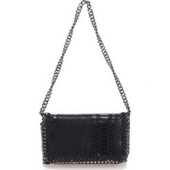 Skórzana torebka w kolorze czarnym - 23 x 15 x 6 cm. Czarne torebki klasyczne damskie Black Bags, w paski, ze skóry, na ramię, bez dodatków. W wyprzedaży za 175,95 zł.