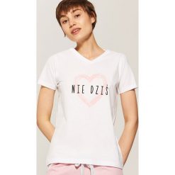 Piżamy damskie: T-shirt piżamowy z nadrukiem – Biały