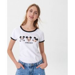 T-shirt z nadrukiem Mickey Mouse - Biały. Białe t-shirty damskie House, s, z nadrukiem, bez kołnierzyka. Za 39,99 zł.