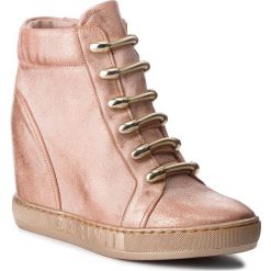 Sneakersy CARINII - B4130 L33-000-000-B88. Różowe półbuty damskie Carinii, z aplikacjami, ze skóry, bez obcasa, na obcasie, bez zapięcia. W wyprzedaży za 259,00 zł.