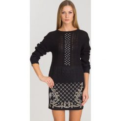 CZARNY SWETER GUESS Z AŻUREM I KRYSZTAŁKAMI. Czarne swetry damskie Guess, xs, z aplikacjami, ze splotem, bez rękawów, bez kaptura. Za 229,50 zł.
