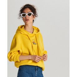 Bluza The Simpsons - Żółty. Żółte bluzy damskie Cropp, s, bez wzorów, bez rękawów, bez kaptura. Za 99,99 zł.