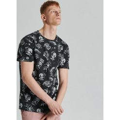 Koszulka all over z kolekcji Tattoo - Szary. Szare koszulki męskie Cropp, s, bez wzorów, bez kołnierzyka, bez rękawów. Za 29,99 zł.